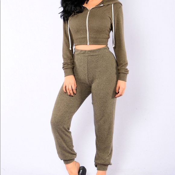 Olive lounge set - Picture 1 of 4